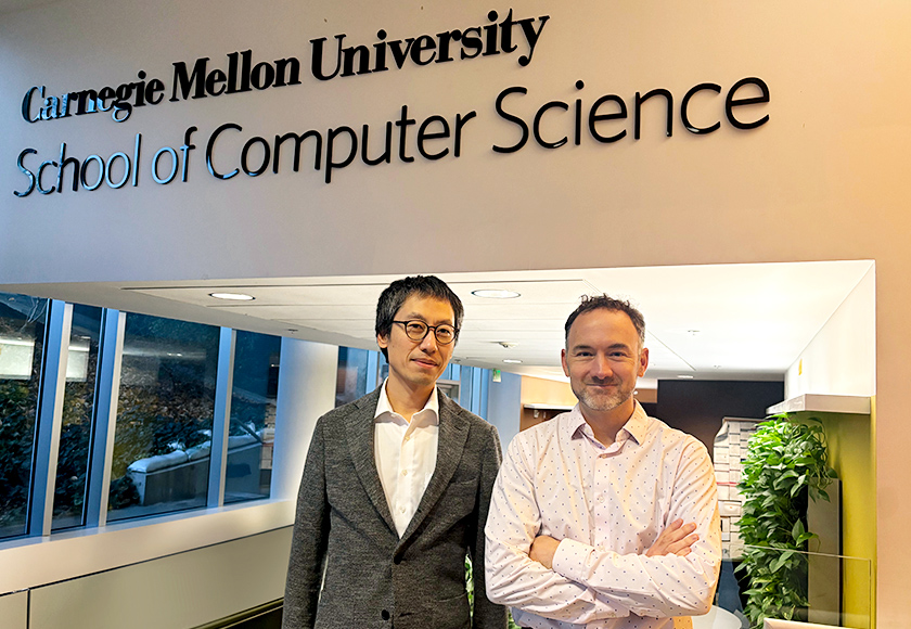 ニュービッグ教授と富士通小橋とのツーショット写真