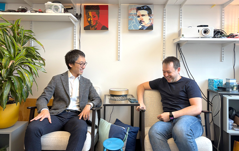 ビスク教授と富士通小橋とのツーショット写真