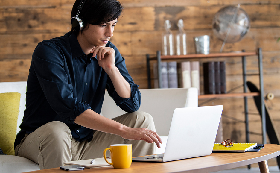 パソコンの画面を見る男性